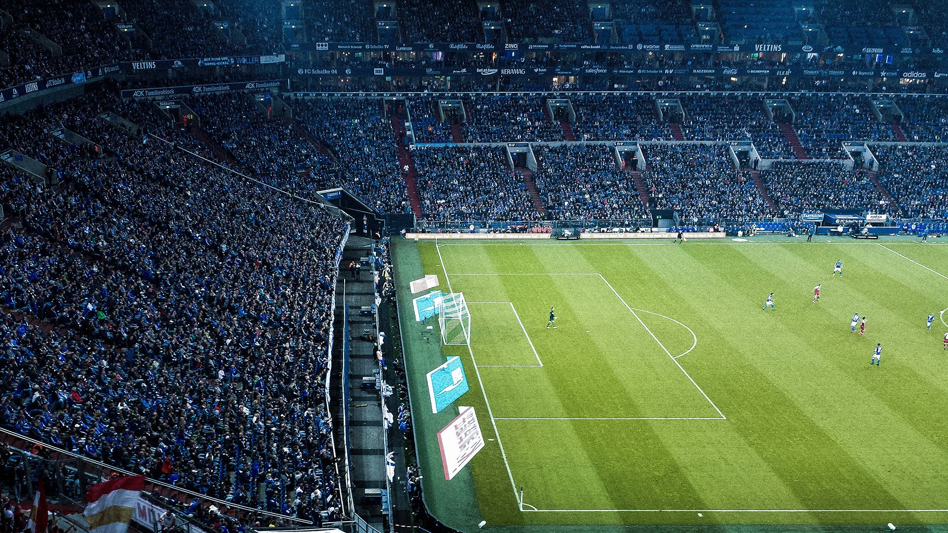 帆板绕标公开赛 选手借风力一圈又一圈绕浮标